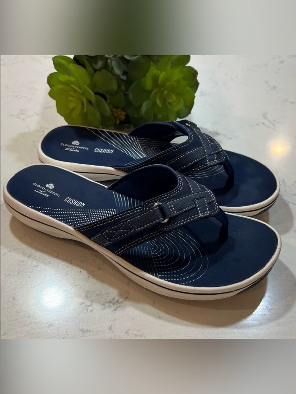 Clarks Cloudstepper women’s thong slip on sandals, size 7